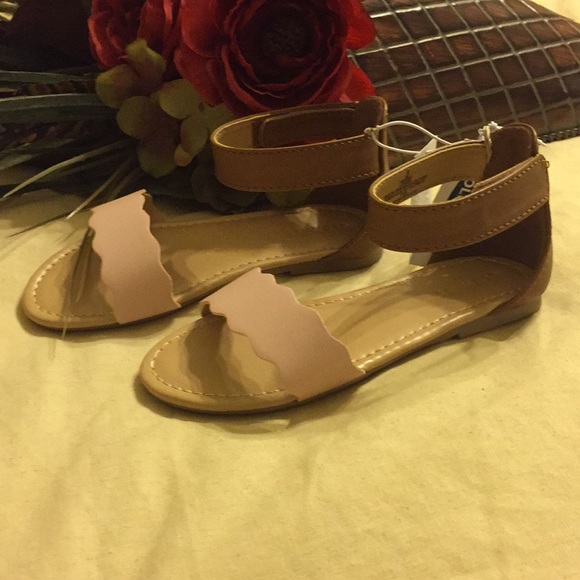 New old navy sandals - Picture 2 of 5